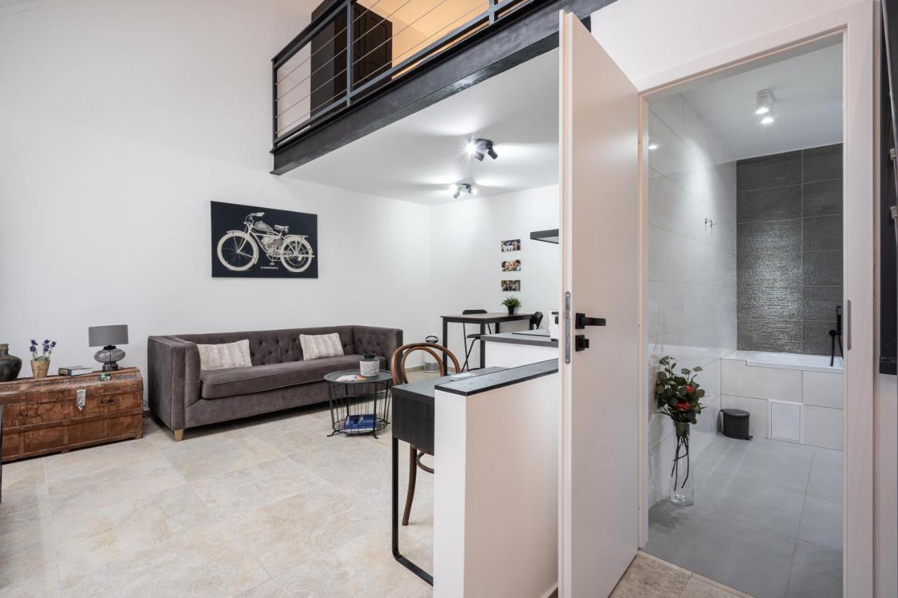 Station With Gallery Apartment *