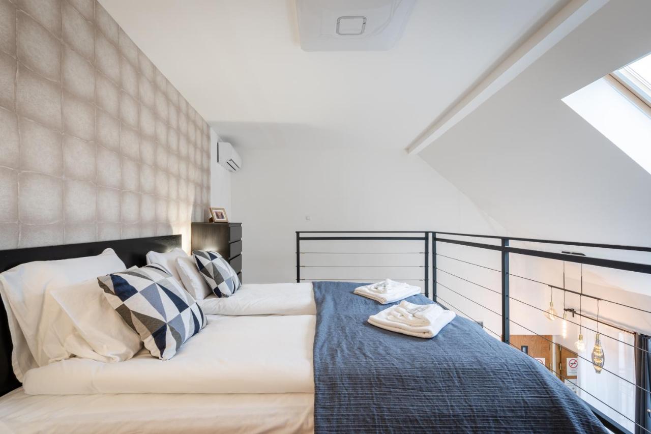 Apartment Station With Gallery *